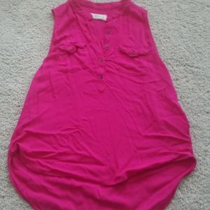 Sleeveless, flowy tank